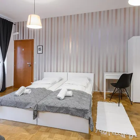 ホステル Royal Rooms***