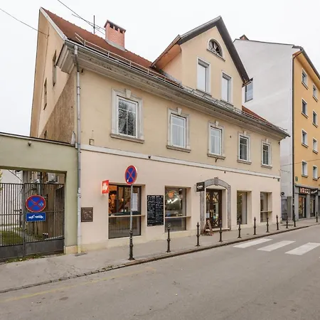 Royal Rooms*** Hostel