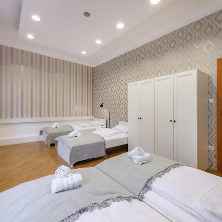 Royal Rooms*** Hostel
