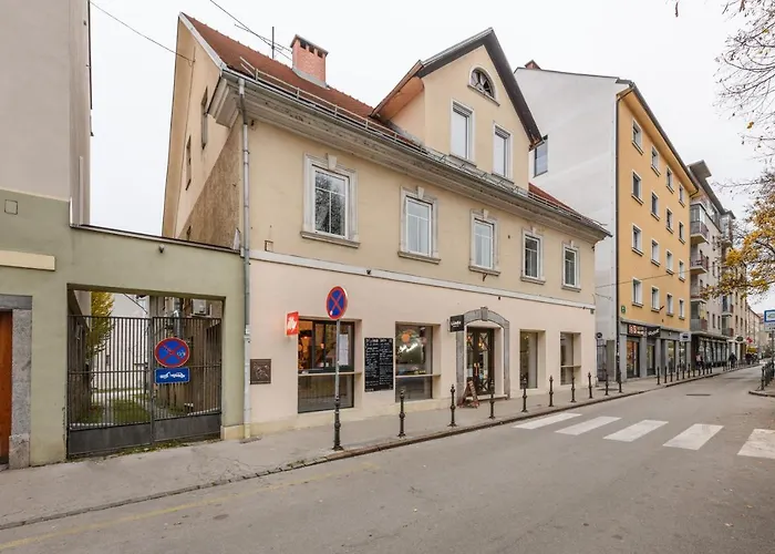 Royal Rooms*** אכסניה