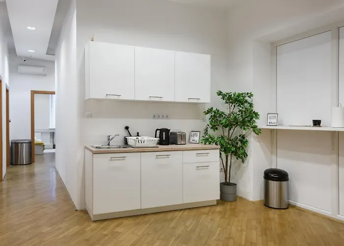 Royal Rooms*** אכסניה