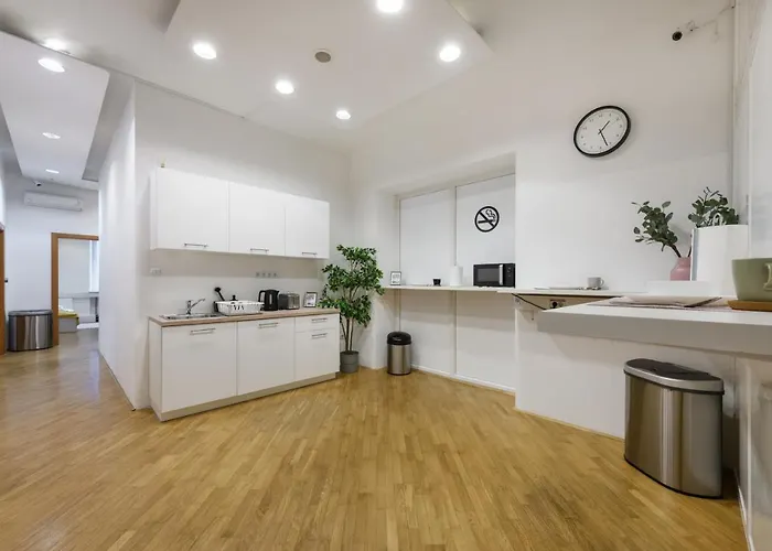 Royal Rooms*** Hostal Liubliana